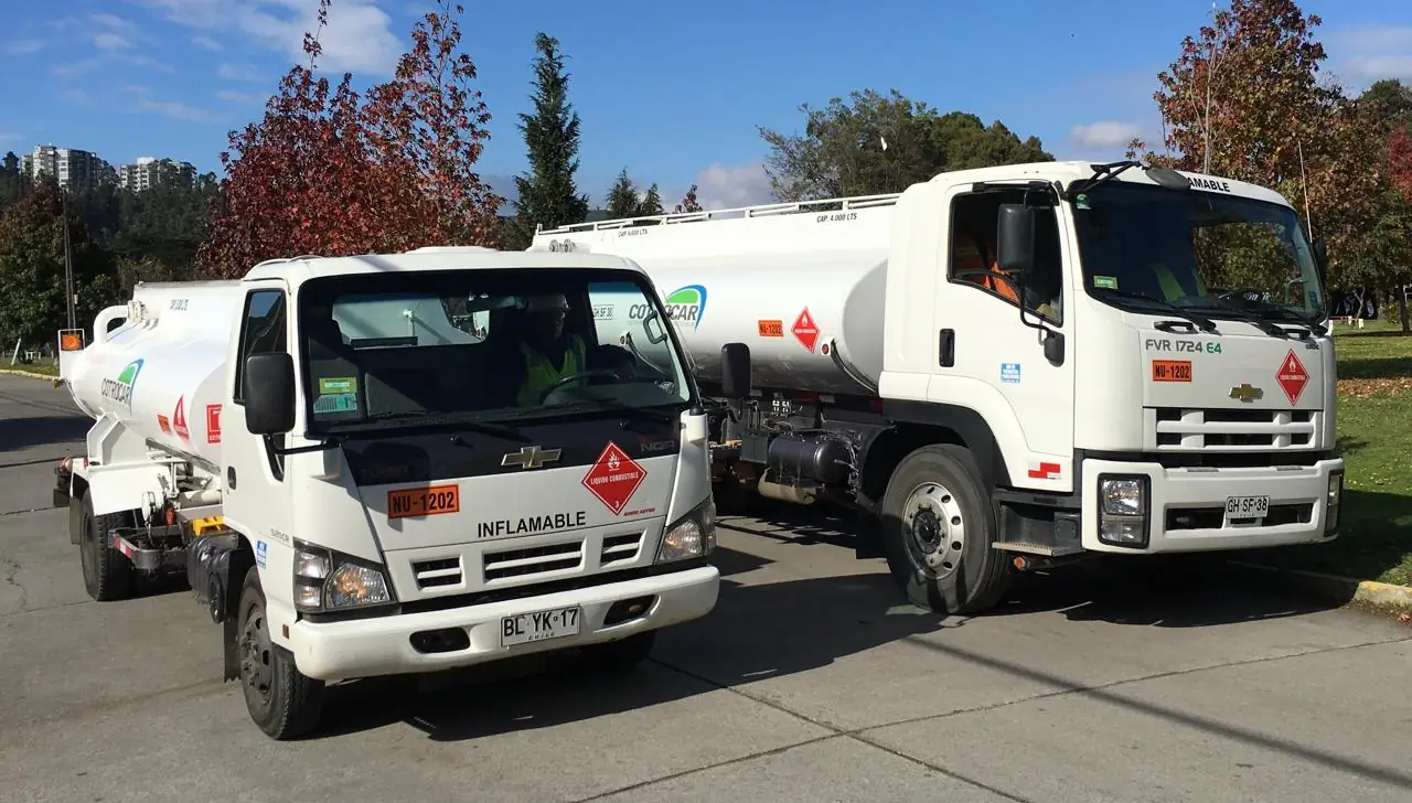 Dos camiones cisterna de Cotrocar estacionados